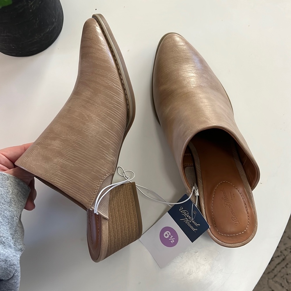 Universal thread mule/booties